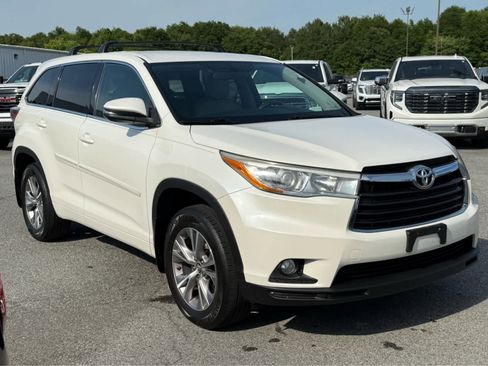 Used 2016 Toyota Highlander Plus AWD/4WD image 3