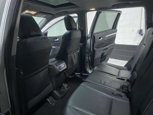 Used 2017 Toyota Highlander XLE AWD/4WD image 12