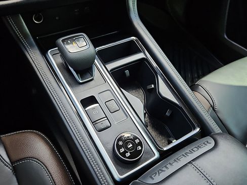 Used 2025 Nissan Pathfinder Platinum image 16