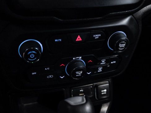 Used 2018 Jeep Renegade Latitude image 29