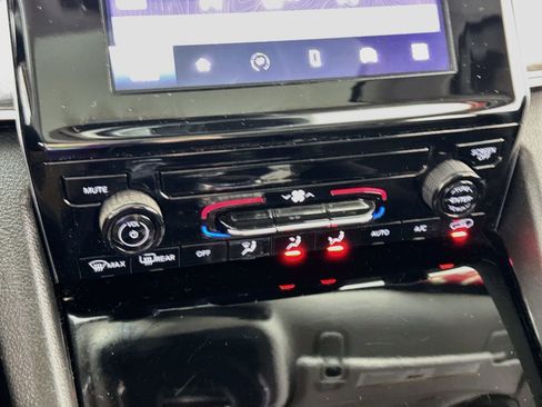 Used 2023 Jeep Grand Cherokee Laredo image 17