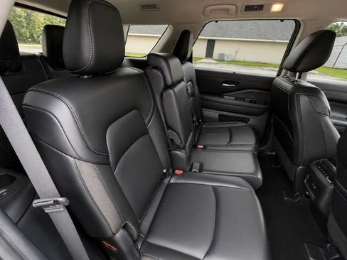 Used 2024 Nissan Pathfinder SL FWD image 32