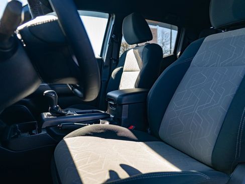 Used 2021 Toyota Tacoma TRD Off-Road w/ Technology Package AWD/4WD image 15