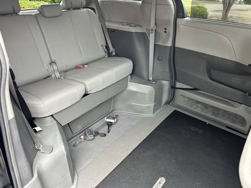 Used 2017 Toyota Sienna XLE FWD image 25