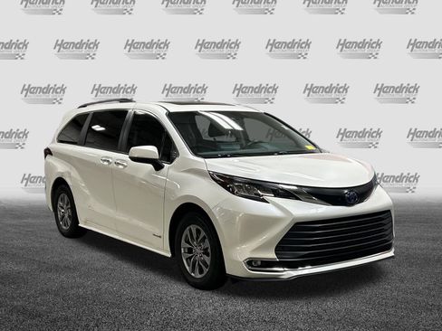 Used 2021 Toyota Sienna XLE FWD image 2
