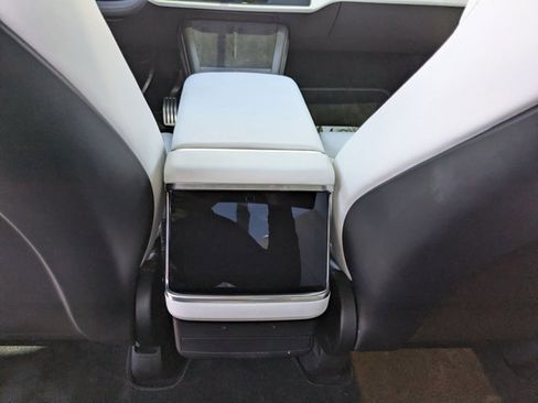 Used 2022 Tesla Model X image 18