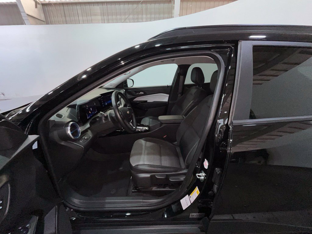 Certified 2025 Chevrolet Trax LT w/ LT Convenience Package FWD image 17