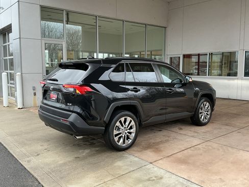 Used 2022 Toyota RAV4 XLE Premium image 22