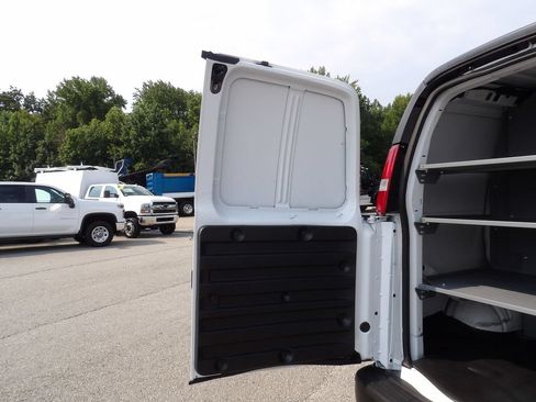 Used 2022 GMC Savana 2500 RWD image 41