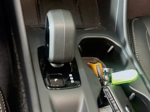 Used 2025 Volvo XC40 B5 Core image 25