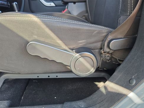 Used 2014 Jeep Wrangler Unlimited Rubicon w/ Connectivity Group image 15