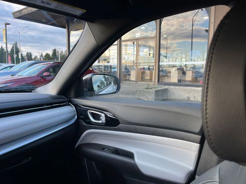 Used 2025 Jeep Compass Limited image 36