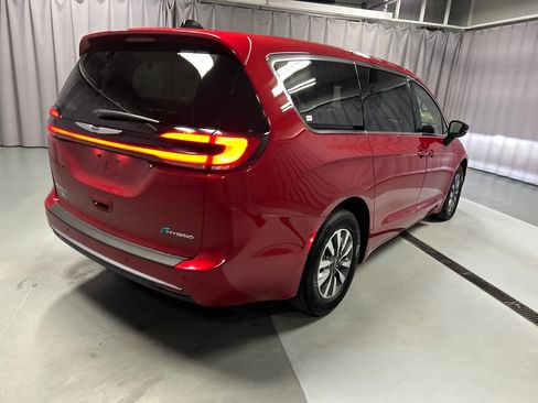 Used 2024 Chrysler Pacifica Select image 7