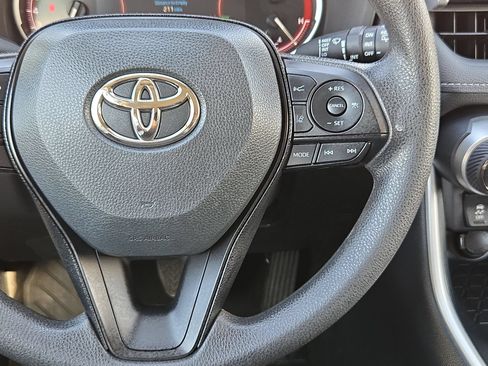 Used 2025 Toyota RAV4 XLE AWD/4WD image 22
