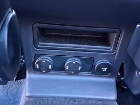 Used 2019 Jaguar F-PACE image 21