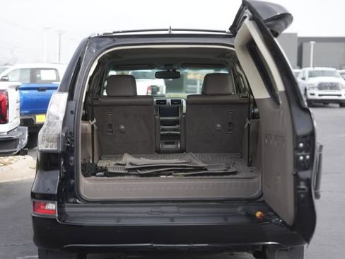 Used 2017 Lexus GX 460 image 32