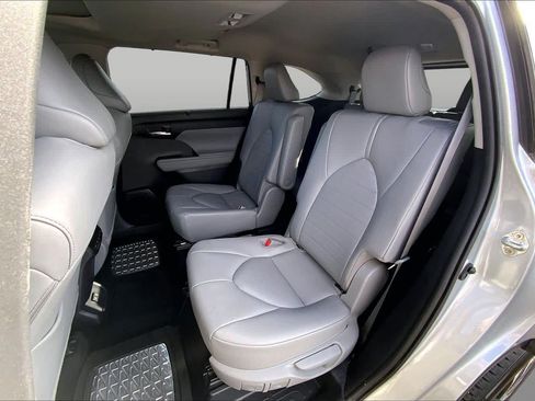 Used 2020 Toyota Highlander XLE FWD image 21