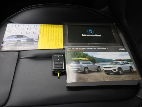 Used 2023 Jeep Grand Cherokee Limited AWD/4WD image 67