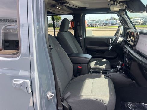 Used 2025 Jeep Wrangler Unlimited Sahara w/ Safety Group AWD/4WD image 36