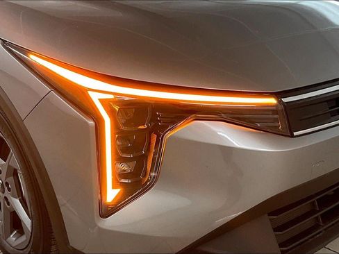 Used 2025 Kia K4 LXS image 32