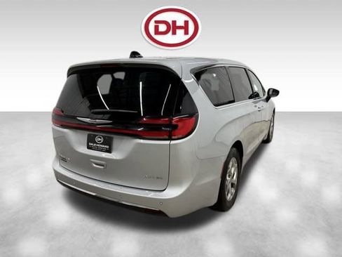 Used 2024 Chrysler Pacifica Limited image 14