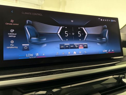 Used 2024 BMW X5 sDrive40i w/ M Sport Package RWD image 25