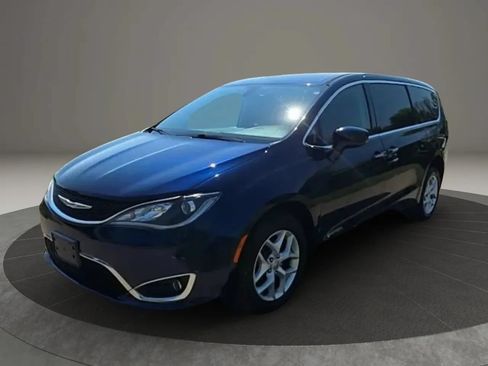 Used 2018 Chrysler Pacifica Touring Plus w/ Tire & Wheel Group FWD image 3