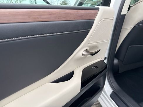 Certified 2024 Lexus ES 300h w/ Luxury Package image 17