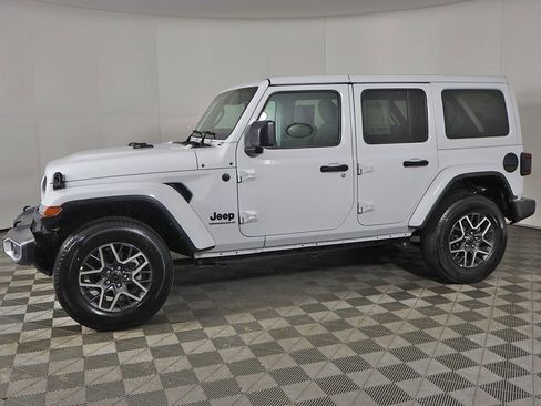 Used 2025 Jeep Wrangler Unlimited Sahara AWD/4WD image 16