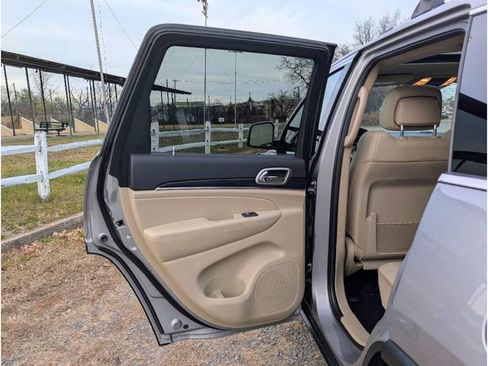 Used 2019 Jeep Grand Cherokee Limited image 10