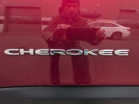 Used 2019 Jeep Cherokee Limited image 31