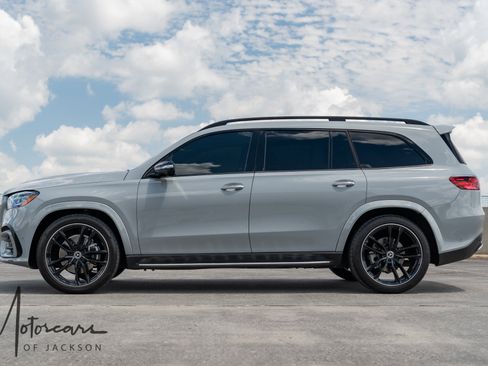 Used 2024 Mercedes-Benz GLS 450 4MATIC w/ AMG Line Exterior image 4