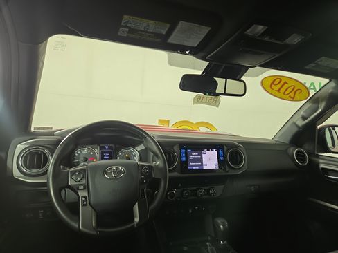 Used 2019 Toyota Tacoma TRD Sport w/ Technology Package image 13