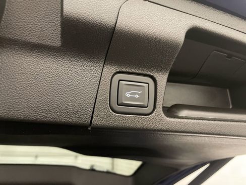 Used 2023 GMC Acadia SLE w/ Driver Convenience Package FWD image 28
