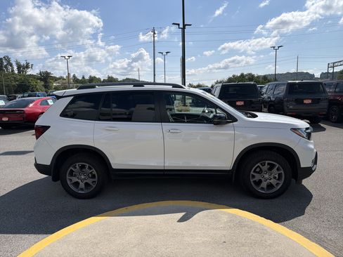 Used 2025 Honda Passport TrailSport image 7