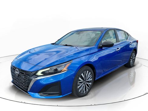 Used 2025 Nissan Altima 2.5 SV FWD image 3