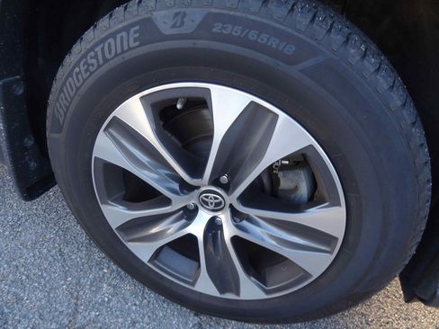 Used 2023 Toyota Highlander XLE image 14