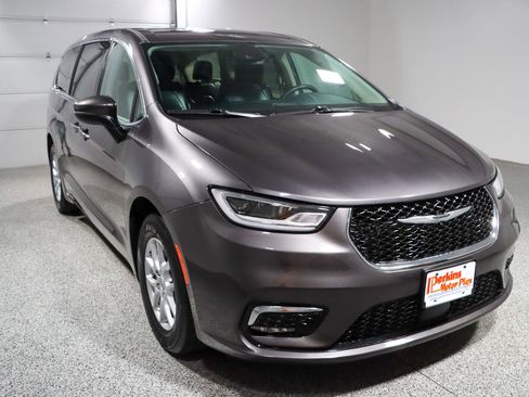 Used 2023 Chrysler Pacifica Touring-L FWD image 5