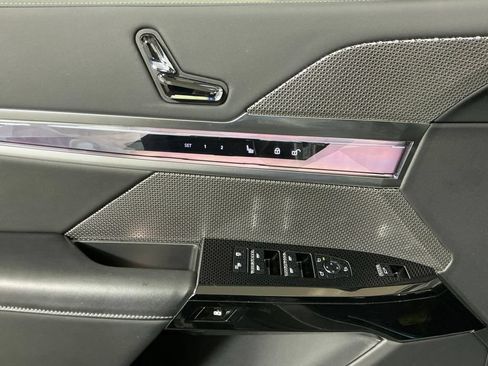 Used 2024 BMW i7 xDrive60 AWD/4WD image 18