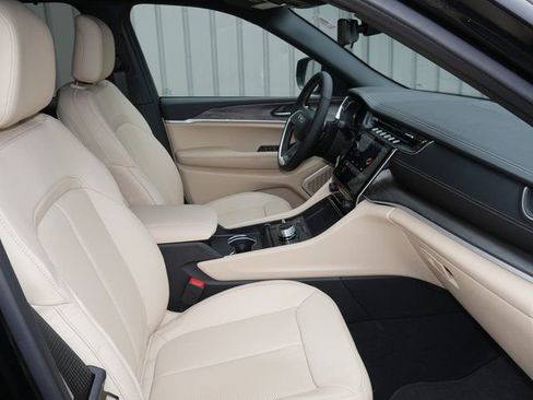 New 2025 Jeep Grand Cherokee Limited w/ Luxury Tech Group II image 28