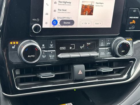 Used 2024 Toyota Highlander XLE image 23