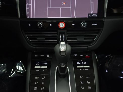 Certified 2025 Porsche Macan AWD/4WD image 19