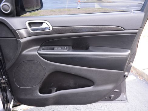 Used 2018 Jeep Grand Cherokee Altitude image 16