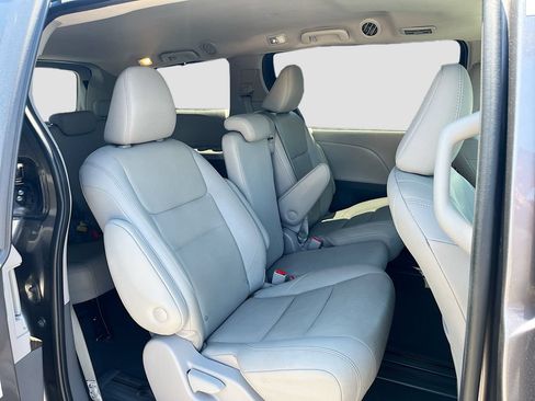 Used 2020 Toyota Sienna XLE FWD image 26