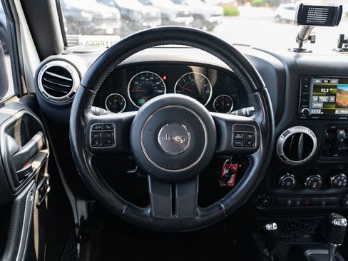 Used 2016 Jeep Wrangler Unlimited Rubicon w/ Connectivity Group AWD/4WD image 15