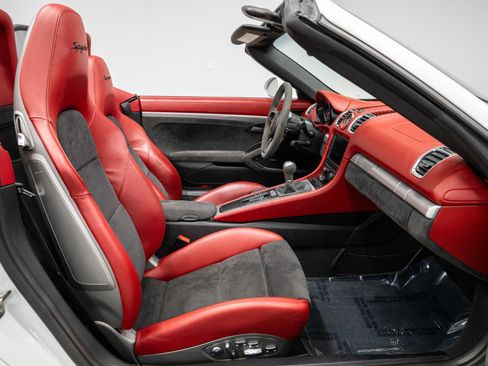 Used 2016 Porsche Boxster Spyder RWD image 36