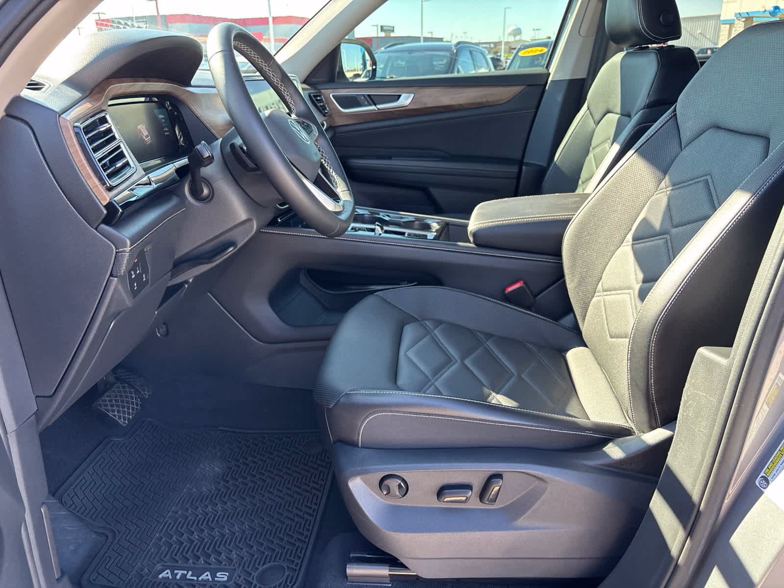 Used 2024 Volkswagen Atlas SE FWD image 11