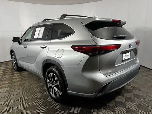 Used 2020 Toyota Highlander XLE image 2