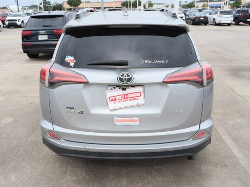 Used 2017 Toyota RAV4 LE FWD image 9