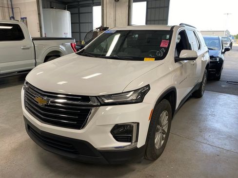 Used 2023 Chevrolet Traverse LT FWD image 2